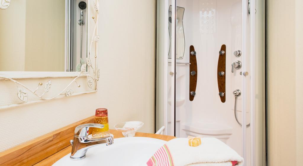 Les Petites Vosges Bed & Breakfast Bagneres-de-Bigorre Room photo